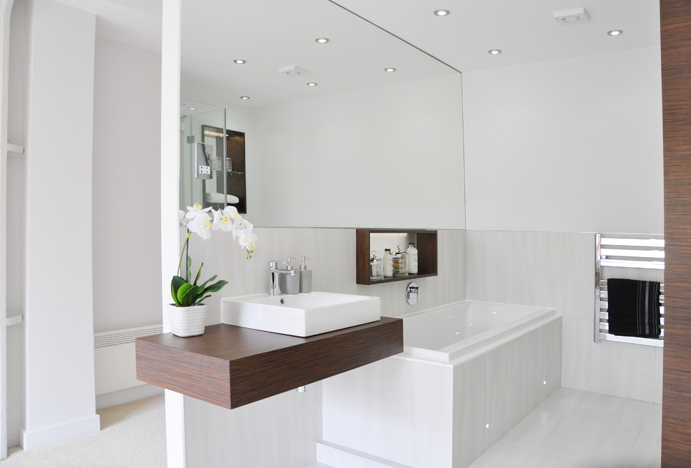 Свежая идея для дизайна: ванная комната в современном стиле с подвесной раковиной, столешницей из дерева, накладной ванной, угловым душем, инсталляцией, белой плиткой и керамогранитной плиткой - отличное фото интерьера