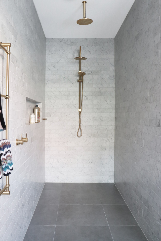 Inspiration för stora klassiska grått en-suite badrum, med luckor med infälld panel, ett fristående badkar, våtrum, grå kakel, keramikplattor, grå väggar, klinkergolv i keramik, ett undermonterad handfat, marmorbänkskiva, grått golv och med dusch som är öppen