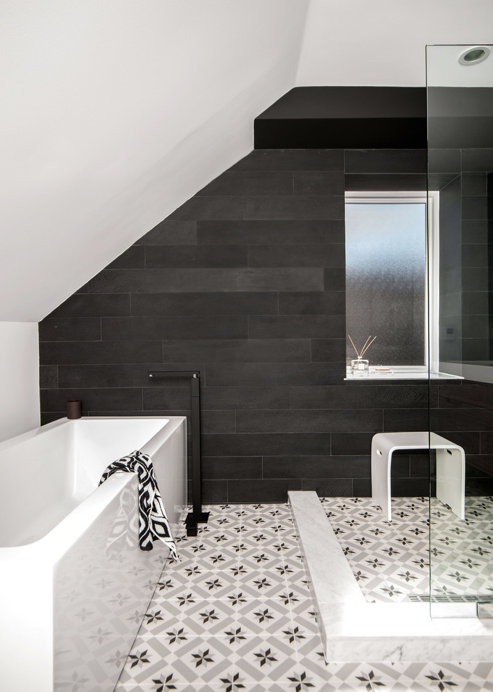 Transitional bathroom photo in Toronto with black walls