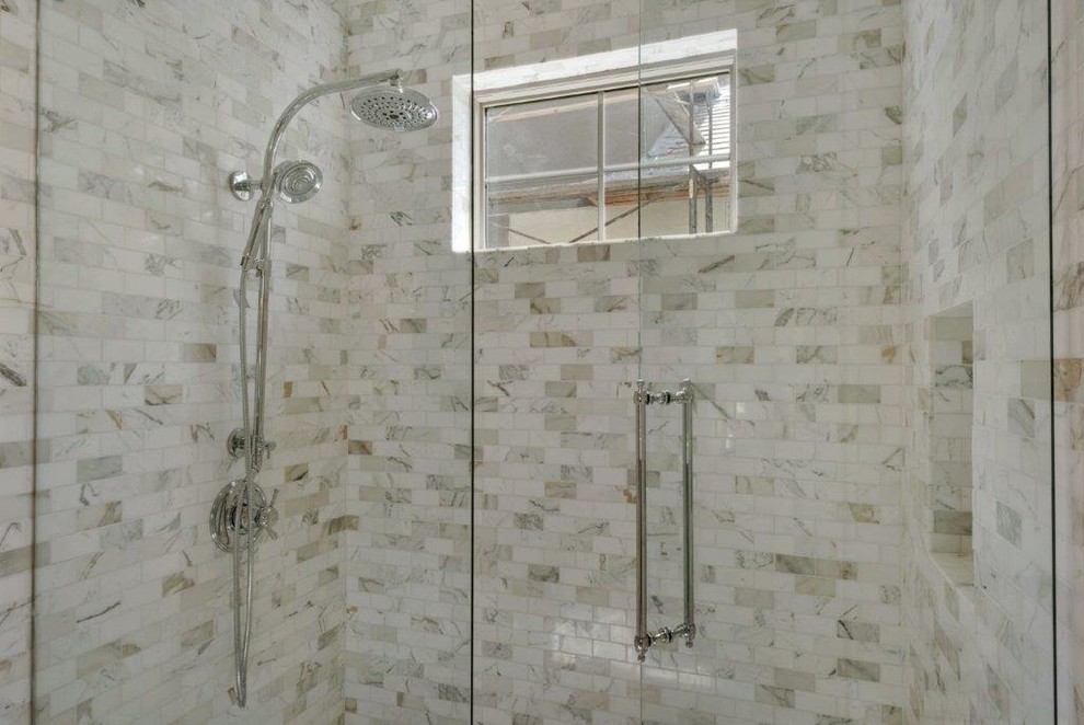 Idéer för att renovera ett mellanstort lantligt badrum med dusch, med skåp i shakerstil, vita skåp, en dusch i en alkov, en toalettstol med separat cisternkåpa, marmorkakel, vita väggar, mosaikgolv, ett undermonterad handfat, beiget golv, dusch med gångjärnsdörr, grå kakel, flerfärgad kakel, vit kakel och marmorbänkskiva