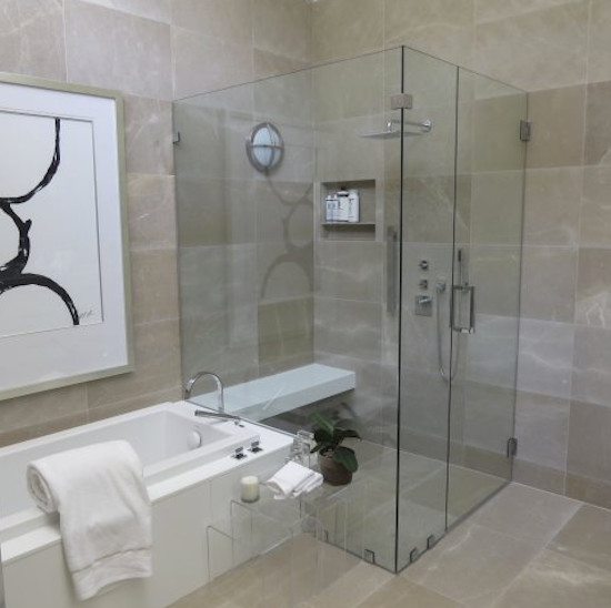 Mittelgroßes Modernes Badezimmer En Suite mit Eckbadewanne, Eckdusche, beigen Fliesen, Steinfliesen, beiger Wandfarbe und Travertin in Baltimore