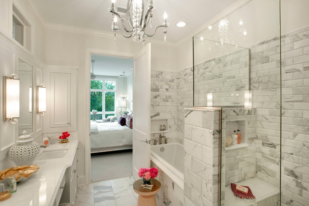 Идея дизайна: главная ванная комната в классическом стиле с фасадами с утопленной филенкой, белыми фасадами, накладной ванной, угловым душем, белой плиткой, каменной плиткой, белыми стенами, мраморным полом, врезной раковиной и столешницей из искусственного камня