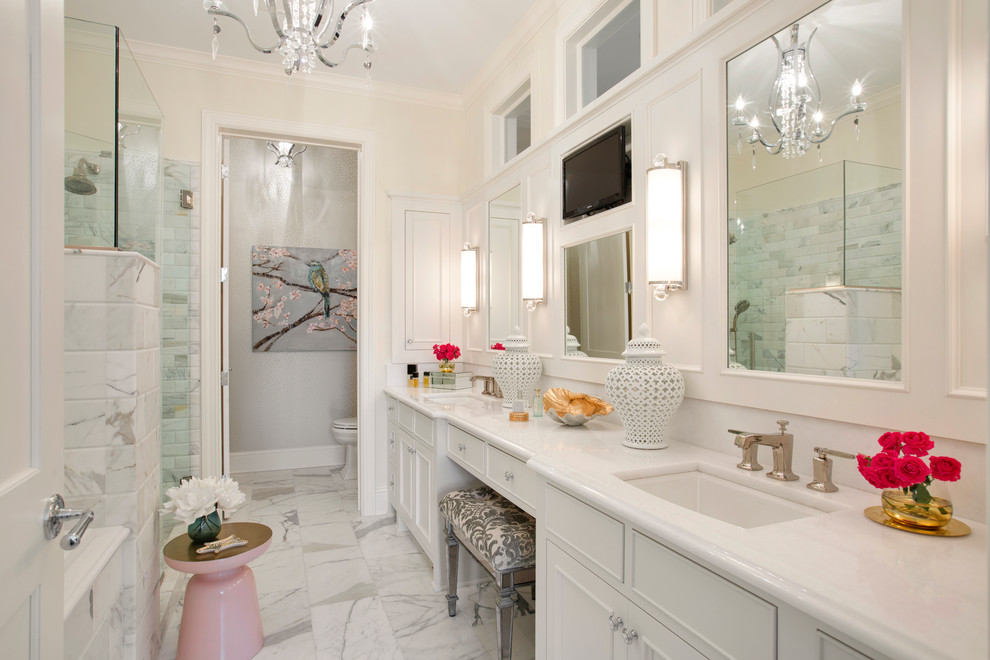 Идея дизайна: главная ванная комната среднего размера в стиле неоклассика (современная классика) с белыми фасадами, ванной в нише, угловым душем, серой плиткой, белой плиткой, каменной плиткой, врезной раковиной и душем с распашными дверями