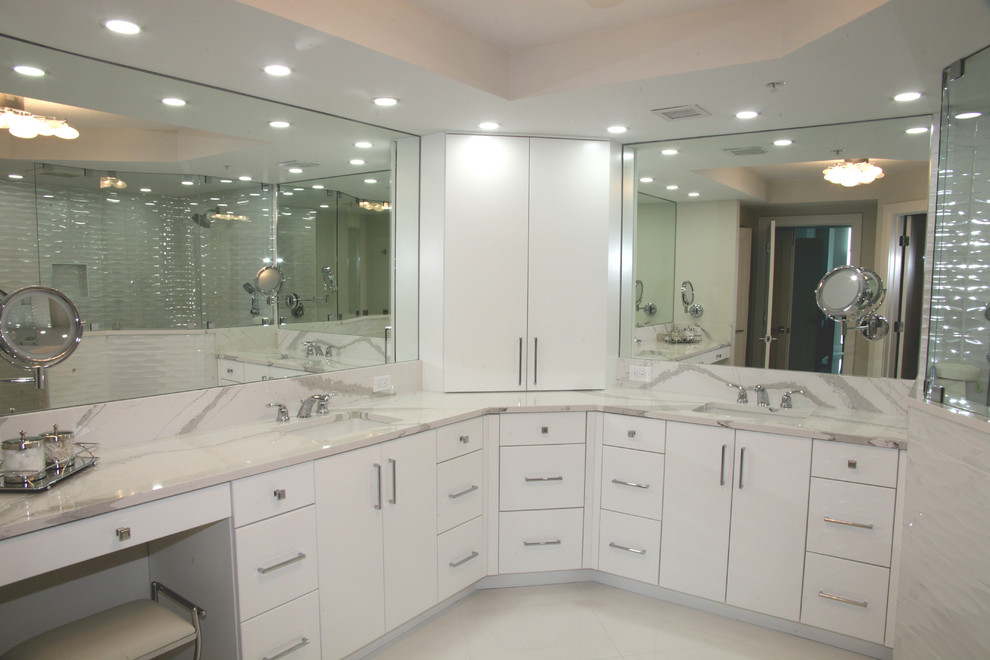 Modelo de cuarto de baño principal marinero con armarios con paneles lisos, puertas de armario blancas, ducha abierta, lavabo bajoencimera y encimera de mármol