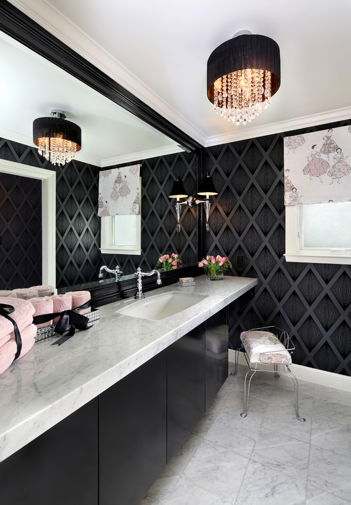 Idee per una stanza da bagno minimal di medie dimensioni con lavabo sottopiano, ante lisce, ante nere, top in marmo, piastrelle bianche, piastrelle in pietra, pareti nere e pavimento in marmo