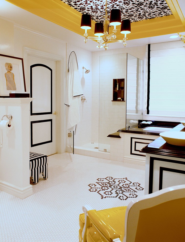 Inredning av ett modernt stort svart svart en-suite badrum, med en dusch i en alkov, mosaikgolv, vitt golv, ett badkar i en alkov, vit kakel, keramikplattor, vita väggar, ett fristående handfat, med dusch som är öppen och luckor med infälld panel