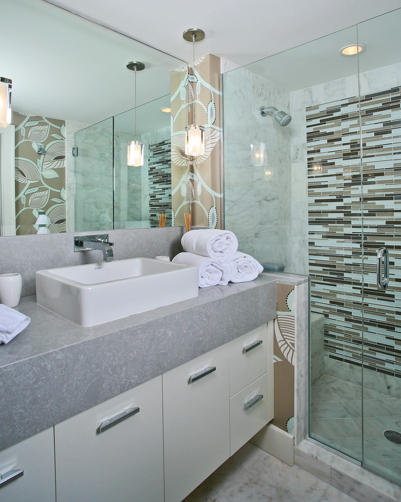 Esempio di una stanza da bagno contemporanea con lavabo a bacinella, ante lisce, ante bianche, doccia alcova, piastrelle bianche e top grigio