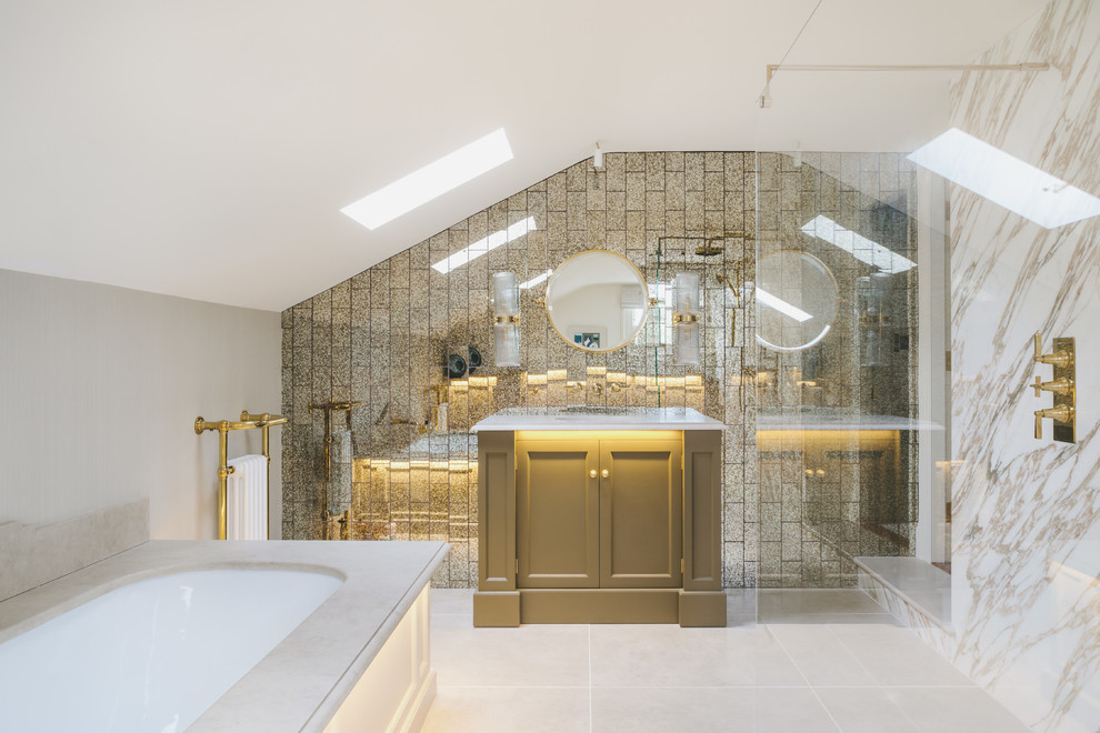 На фото: главная ванная комната среднего размера в стиле модернизм с полновстраиваемой ванной, душем без бортиков, металлической плиткой, серыми стенами, бежевым полом, белой столешницей и фасадами в стиле шейкер