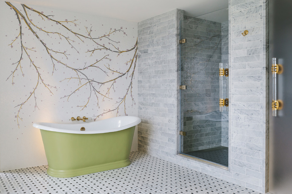 Свежая идея для дизайна: главная ванная комната среднего размера в восточном стиле с отдельно стоящей ванной, душем в нише, серой плиткой, разноцветными стенами, разноцветным полом и душем с распашными дверями - отличное фото интерьера