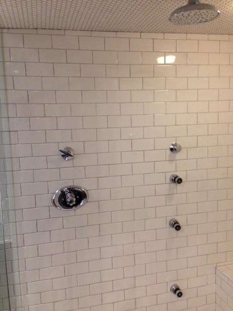 На фото: главная ванная комната в стиле модернизм с угловым душем, белой плиткой, керамической плиткой и полом из керамической плитки с