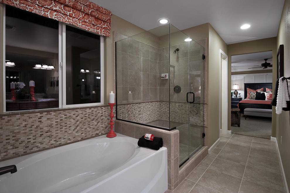 Inspiration för ett vintage en-suite badrum, med grå kakel, beige väggar, klinkergolv i keramik, grått golv och dusch med gångjärnsdörr
