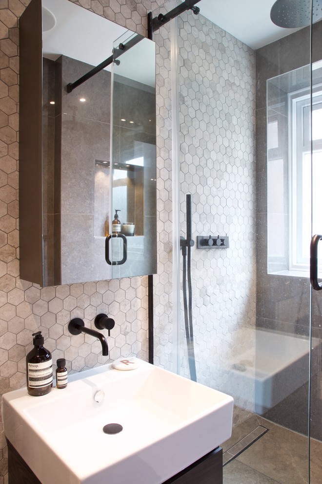 Modelo de cuarto de baño contemporáneo pequeño con ducha esquinera, baldosas y/o azulejos grises, paredes grises, lavabo encastrado y ducha con puerta con bisagras