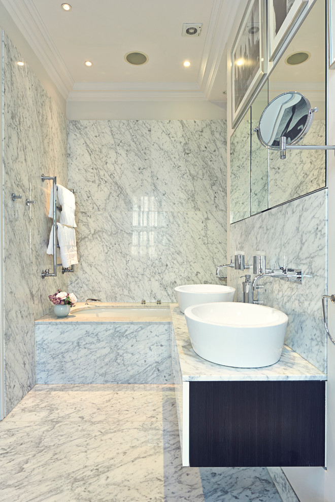Bild på ett funkis badrum, med ett fristående handfat och marmorkakel