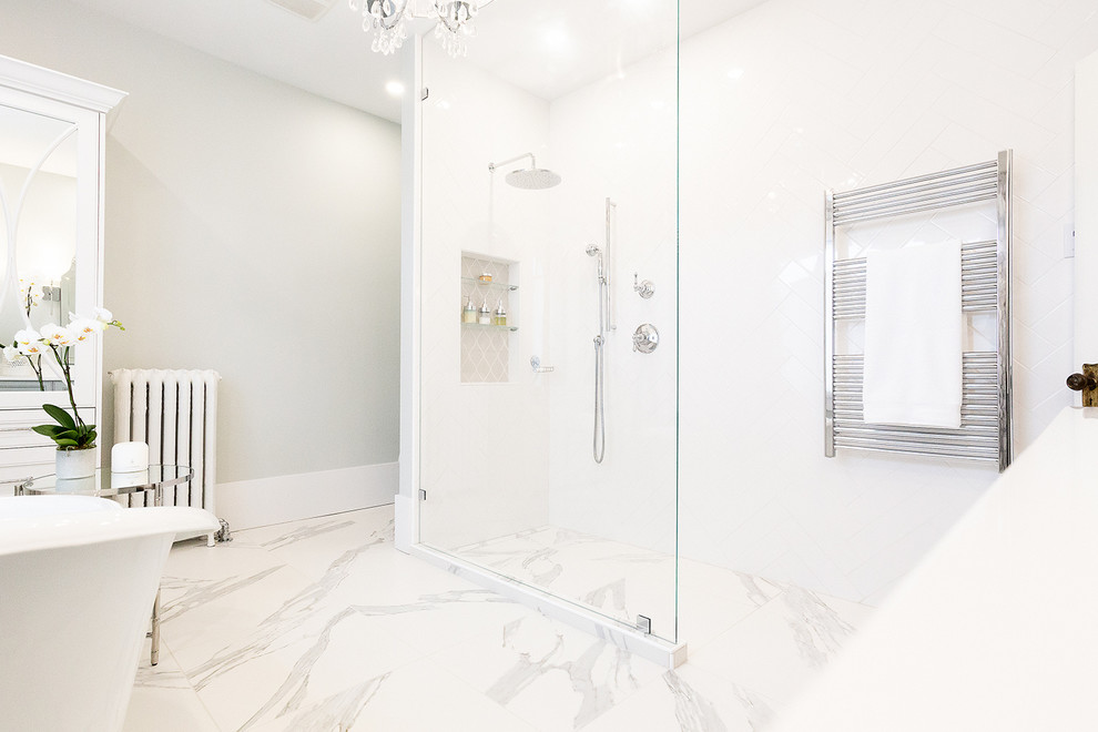 Пример оригинального дизайна: главная ванная комната среднего размера в стиле модернизм с фасадами в стиле шейкер, белыми фасадами, отдельно стоящей ванной, душем в нише, унитазом-моноблоком, белой плиткой, плиткой кабанчик, серыми стенами, врезной раковиной, белым полом, душем с распашными дверями и белой столешницей
