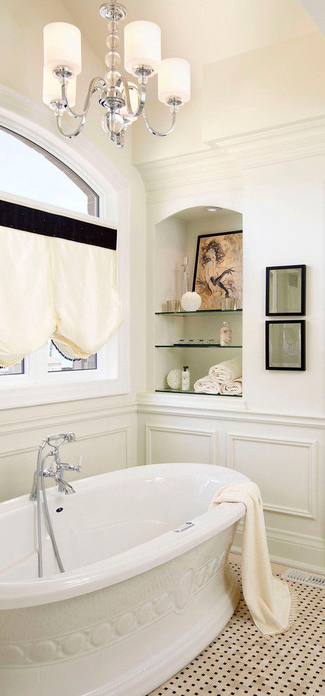 Idéer för mellanstora vintage en-suite badrum, med mosaik, luckor med infälld panel, vita skåp, ett fristående badkar, vita väggar, klinkergolv i keramik, ett undermonterad handfat och bänkskiva i kvarts