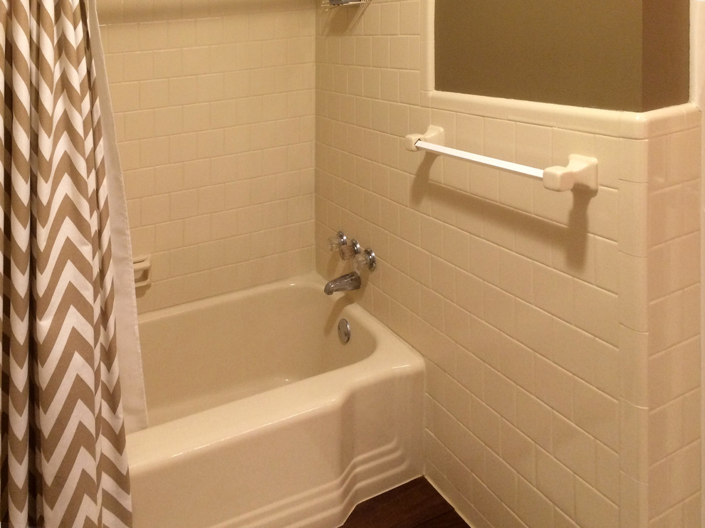 Idee per una piccola stanza da bagno chic con ante con bugna sagomata, ante bianche, piastrelle beige e top in superficie solida