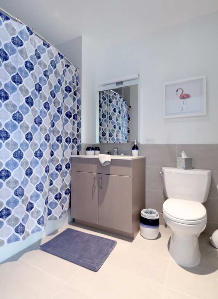 Inspiration för mellanstora moderna vitt badrum med dusch, med släta luckor, grå skåp, ett badkar i en alkov, en dusch/badkar-kombination, en toalettstol med separat cisternkåpa, grå kakel, porslinskakel, vita väggar, klinkergolv i porslin, ett undermonterad handfat, bänkskiva i akrylsten, grått golv och dusch med duschdraperi