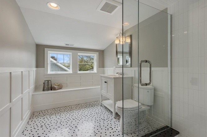 Пример оригинального дизайна: ванная комната среднего размера в классическом стиле с плоскими фасадами, белыми фасадами, угловым душем, раздельным унитазом, черно-белой плиткой, серыми стенами, полом из мозаичной плитки, душевой кабиной, накладной раковиной, столешницей из гранита, белым полом и душем с раздвижными дверями
