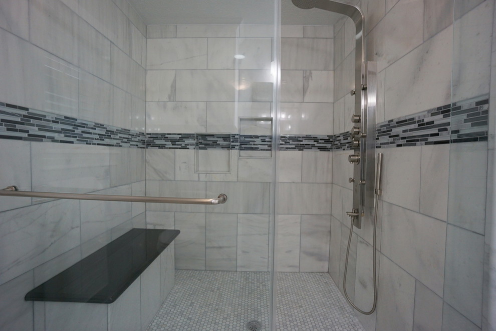 Пример оригинального дизайна: главная ванная комната среднего размера в современном стиле с фасадами с утопленной филенкой, белыми фасадами, двойным душем, унитазом-моноблоком, разноцветной плиткой, мраморной плиткой, серыми стенами, мраморным полом, врезной раковиной, столешницей из гранита, разноцветным полом, душем с распашными дверями и черной столешницей