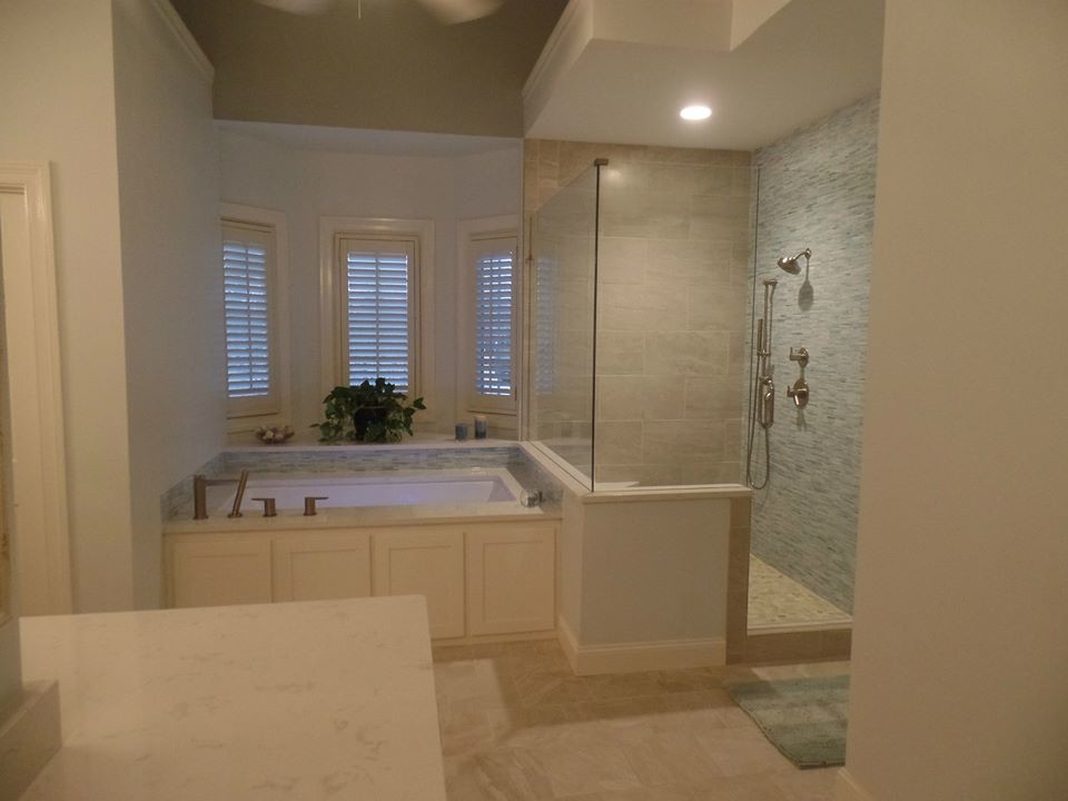 Inredning av ett modernt en-suite badrum, med ett undermonterad handfat, luckor med infälld panel, vita skåp, bänkskiva i kvarts, ett undermonterat badkar, en öppen dusch, flerfärgad kakel, glaskakel och klinkergolv i keramik