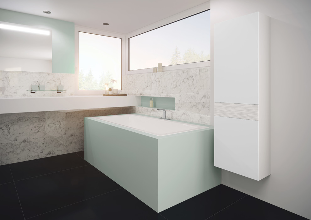 Стильный дизайн: ванная комната в современном стиле с мраморной плиткой и разноцветными стенами - последний тренд