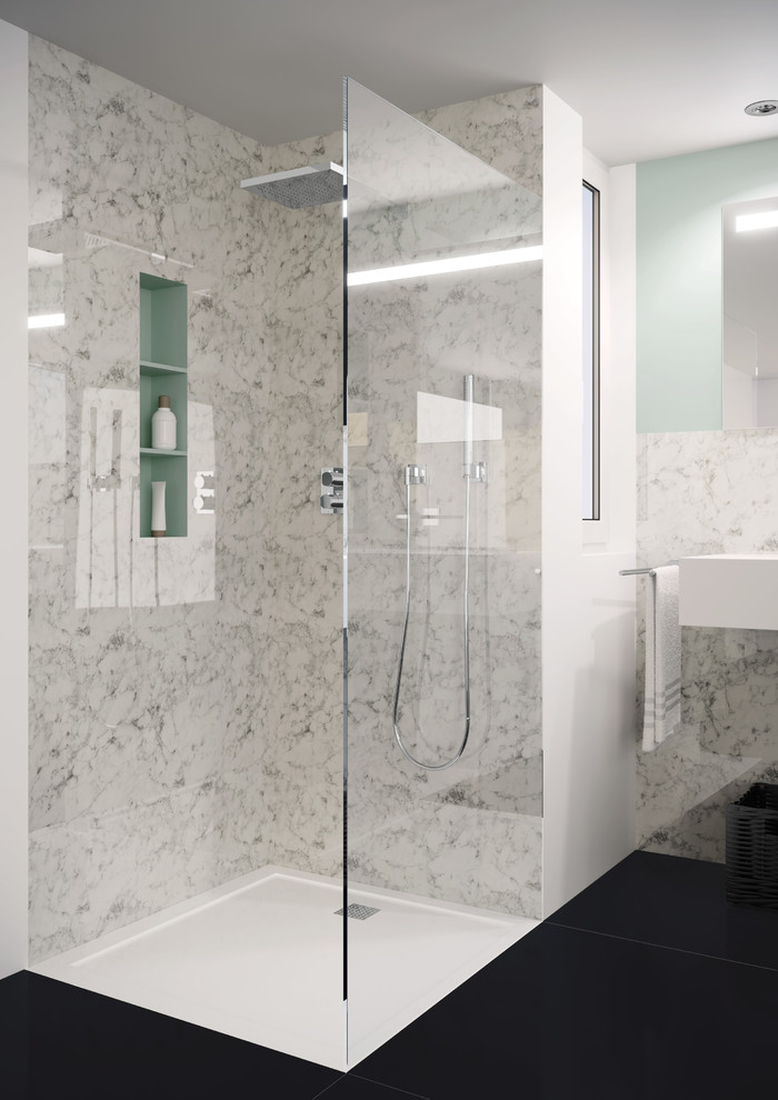 Ispirazione per una stanza da bagno contemporanea con piastrelle di marmo e pareti multicolore