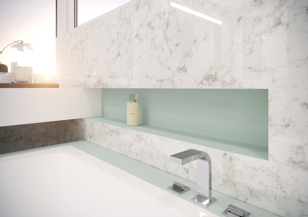 Immagine di una stanza da bagno contemporanea con piastrelle di marmo e pareti multicolore