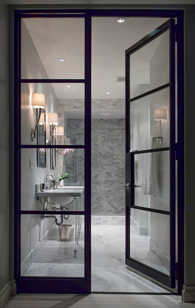 Diseño de cuarto de baño principal actual con encimera de mármol, paredes grises y suelo de mármol