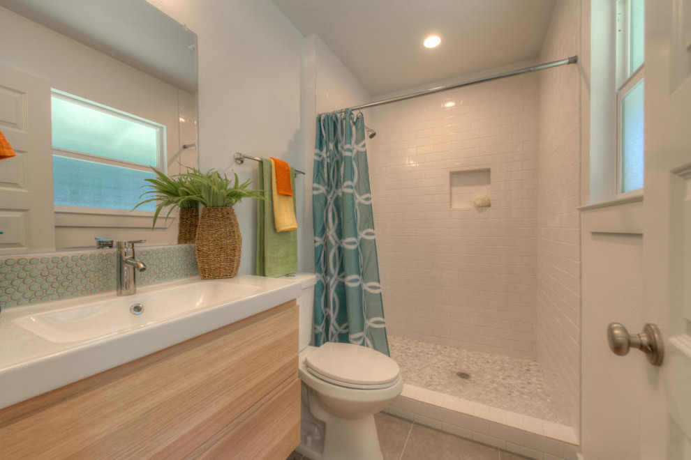 Стильный дизайн: маленькая ванная комната в стиле ретро с душевой кабиной для на участке и в саду - последний тренд