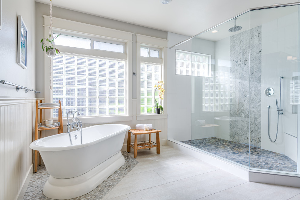 Klassisches Badezimmer En Suite mit freistehender Badewanne, Eckdusche, grauen Fliesen, Mosaikfliesen, grauer Wandfarbe, grauem Boden und offener Dusche in Seattle