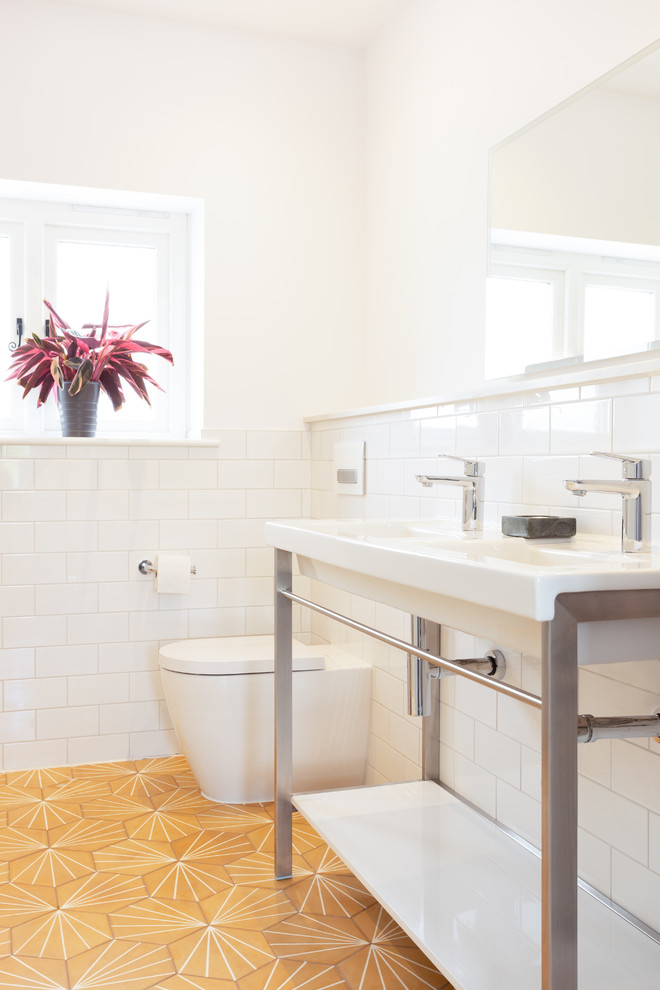 Cette photo montre une petite salle de bain tendance pour enfant avec un placard en trompe-l'oeil, des portes de placard blanches, une baignoire indépendante, un carrelage blanc, un carrelage métro et un plan vasque.