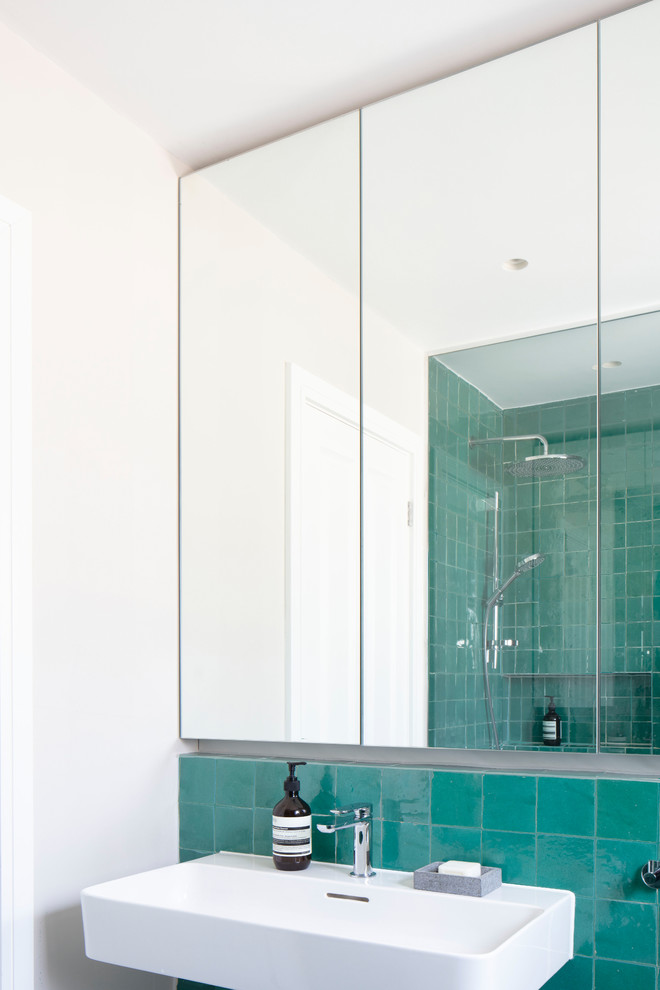 Свежая идея для дизайна: главная ванная комната среднего размера в стиле модернизм с открытым душем, инсталляцией, зеленой плиткой, терракотовой плиткой, белыми стенами, полом из керамической плитки, подвесной раковиной, белым полом и открытым душем - отличное фото интерьера