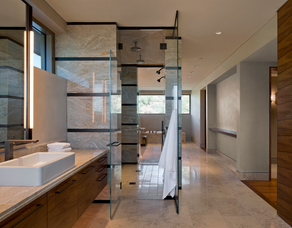 Idéer för funkis badrum, med en kantlös dusch, ett fristående handfat och marmorkakel