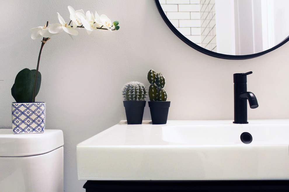 Стильный дизайн: маленькая ванная комната в стиле модернизм с плоскими фасадами, черными фасадами, накладной ванной, душем над ванной, унитазом-моноблоком, белой плиткой, керамической плиткой, синими стенами, полом из керамической плитки, душевой кабиной, накладной раковиной, мраморной столешницей, синим полом, открытым душем, белой столешницей, тумбой под одну раковину и подвесной тумбой для на участке и в саду - последний тренд
