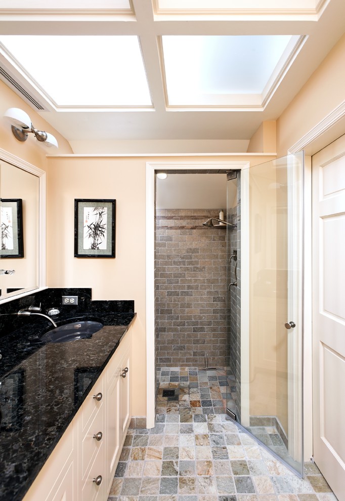 Пример оригинального дизайна: ванная комната в современном стиле с душем без бортиков и каменной плиткой
