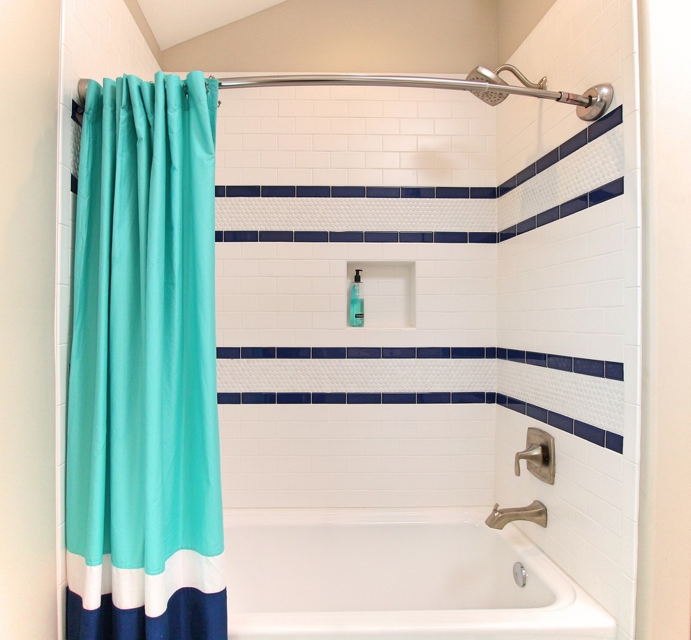 Foto de cuarto de baño costero grande con puertas de armario blancas y combinación de ducha y bañera