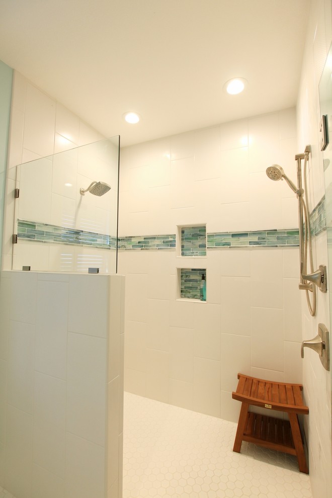 На фото: большая ванная комната в морском стиле с