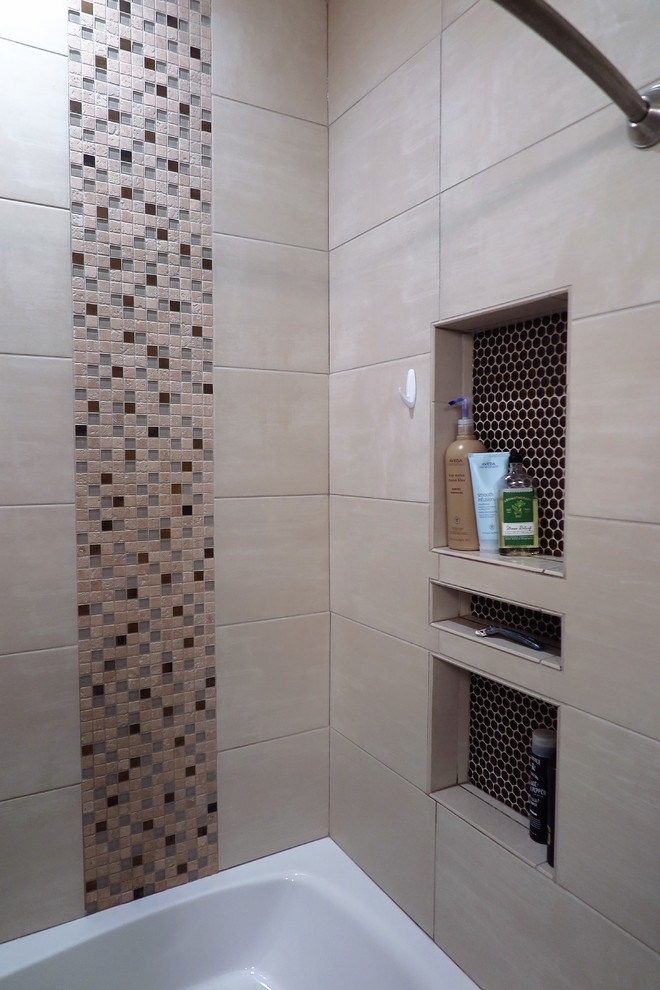 Ispirazione per una stanza da bagno padronale tradizionale di medie dimensioni con ante in stile shaker, ante marroni e top in saponaria