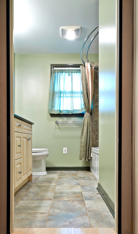 Idee per una piccola stanza da bagno con doccia contemporanea con lavabo da incasso, ante in legno chiaro, doccia alcova, WC a due pezzi, piastrelle multicolore, pareti beige e pavimento con piastrelle in ceramica