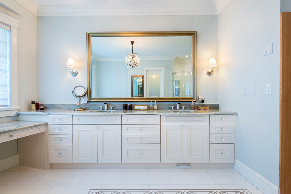 Bild på ett stort grå grått en-suite badrum, med luckor med profilerade fronter, vita skåp, ett platsbyggt badkar, en hörndusch, vit kakel, porslinskakel, grå väggar, klinkergolv i porslin, ett undermonterad handfat, granitbänkskiva, gult golv och dusch med gångjärnsdörr