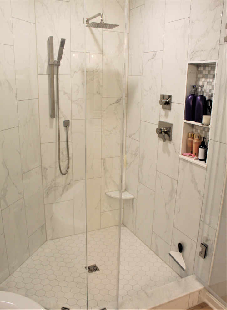 Пример оригинального дизайна: главная ванная комната среднего размера в стиле неоклассика (современная классика) с отдельно стоящей ванной, угловым душем, керамической плиткой, столешницей из гранита, душем с распашными дверями, нишей, тумбой под две раковины и встроенной тумбой