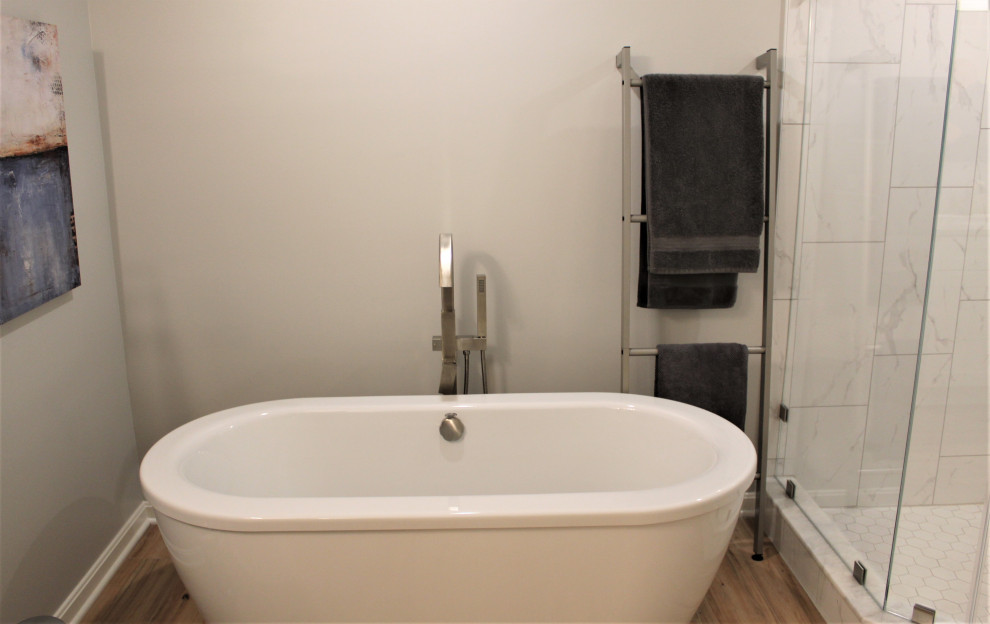 Foto på ett mellanstort vintage en-suite badrum, med ett fristående badkar, en hörndusch, keramikplattor, granitbänkskiva och dusch med gångjärnsdörr