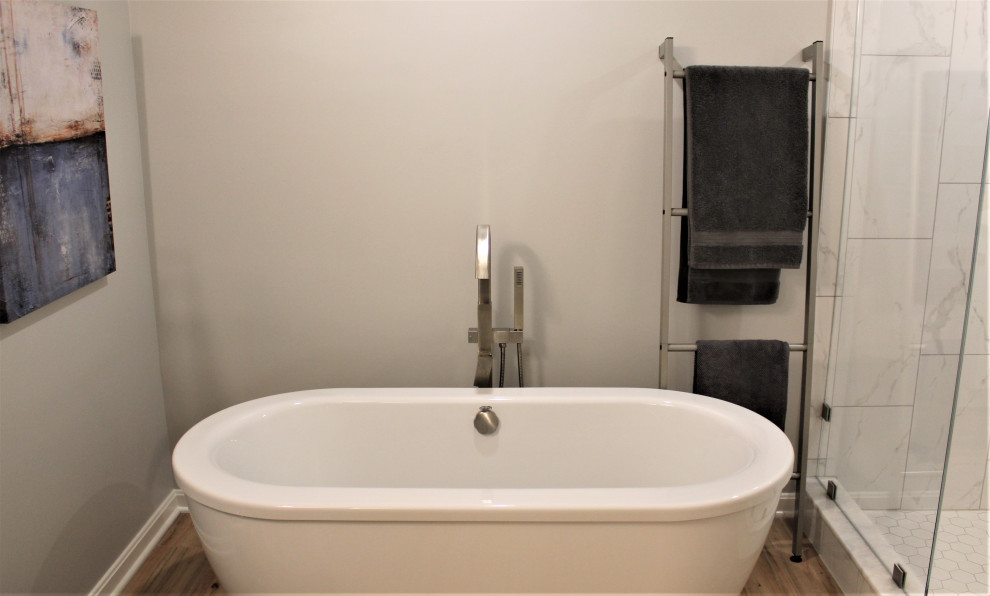 Идея дизайна: главная ванная комната среднего размера в стиле неоклассика (современная классика) с отдельно стоящей ванной, угловым душем, керамической плиткой, столешницей из гранита, душем с распашными дверями, нишей, тумбой под две раковины и встроенной тумбой