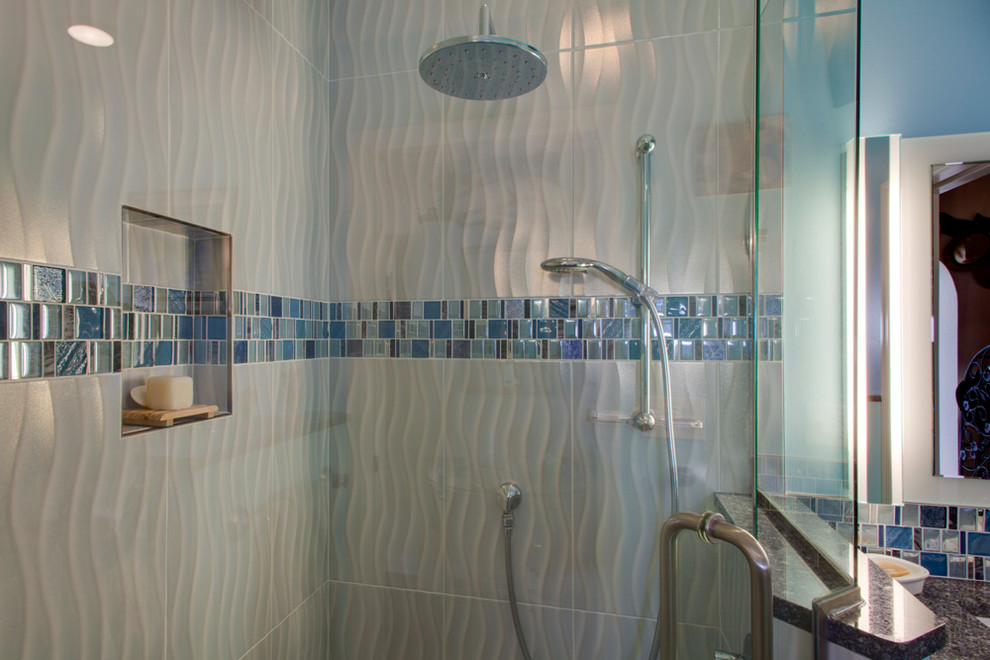 Klassisk inredning av ett mellanstort badrum med dusch, med släta luckor, vita skåp, ett japanskt badkar, en hörndusch, en toalettstol med separat cisternkåpa, flerfärgad kakel, mosaik, blå väggar, marmorgolv, ett undermonterad handfat, granitbänkskiva, grått golv och dusch med gångjärnsdörr