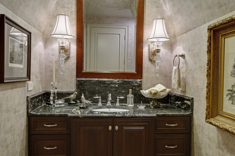 コロンバスにあるトラディショナルスタイルのおしゃれな浴室 (アンダーカウンター洗面器、レイズドパネル扉のキャビネット、濃色木目調キャビネット) の写真