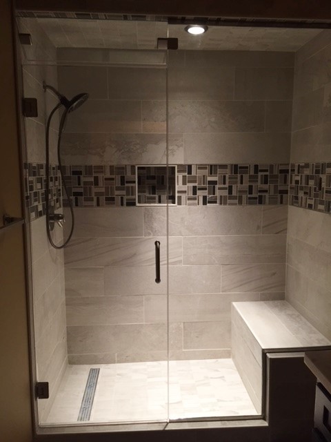 Идея дизайна: ванная комната среднего размера в современном стиле с душем в нише, разноцветной плиткой, полом из керамической плитки и душевой кабиной