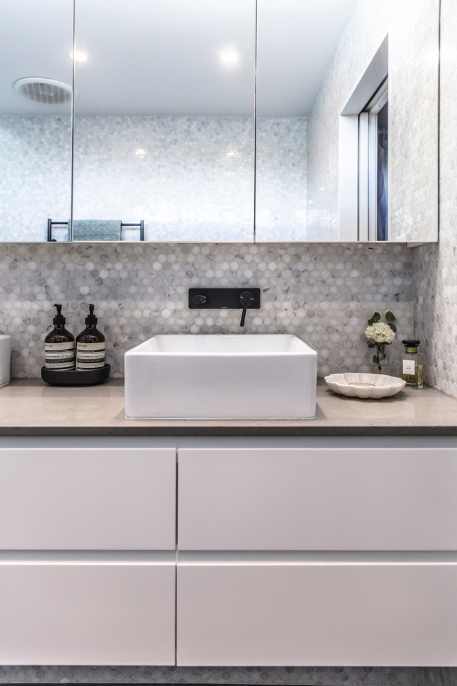 Idéer för att renovera ett mellanstort funkis grå grått en-suite badrum, med vita skåp, en öppen dusch, grå kakel, marmorkakel, klinkergolv i keramik, bänkskiva i kvarts, grått golv och med dusch som är öppen
