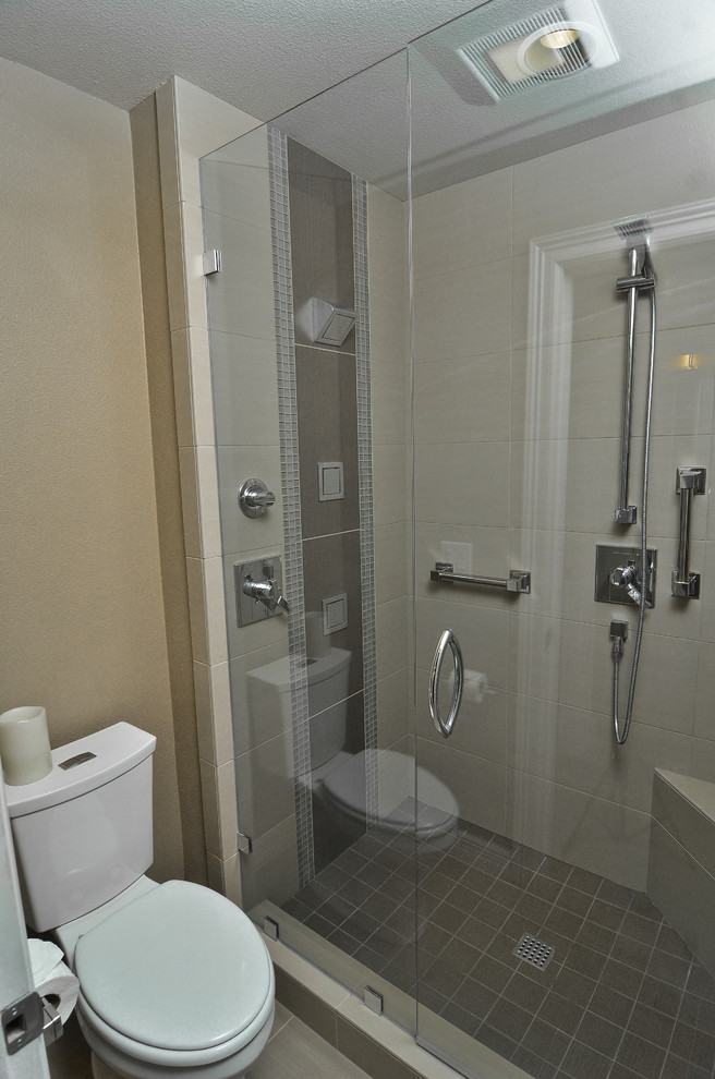Immagine di una stanza da bagno padronale classica con top in marmo, vasca da incasso, piastrelle beige, piastrelle in gres porcellanato, pareti beige e pavimento in gres porcellanato