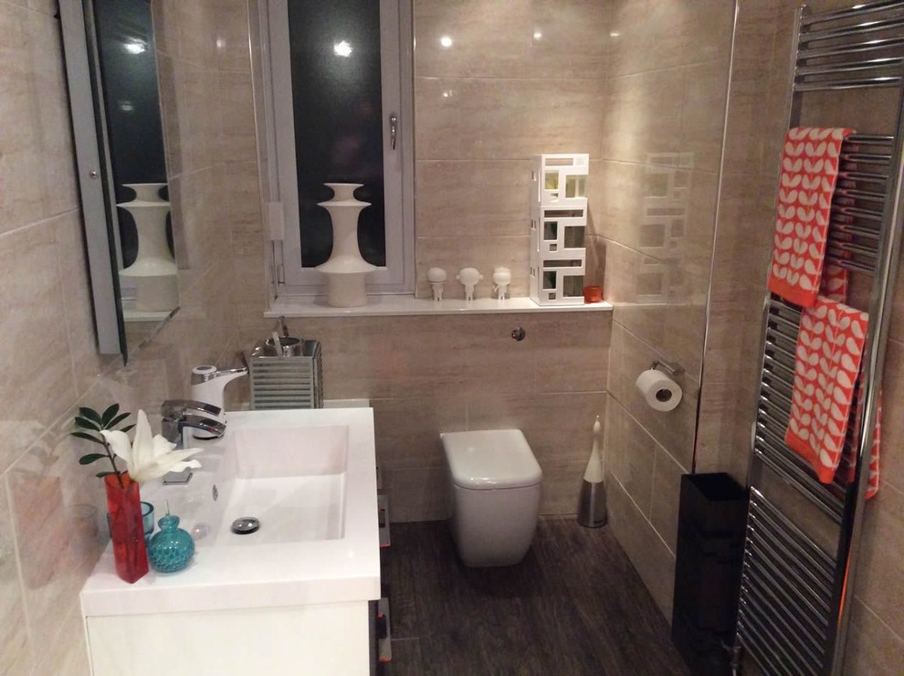 Modelo de cuarto de baño tradicional renovado de tamaño medio con bañera encastrada, sanitario de una pieza, baldosas y/o azulejos beige, paredes beige y suelo de madera en tonos medios