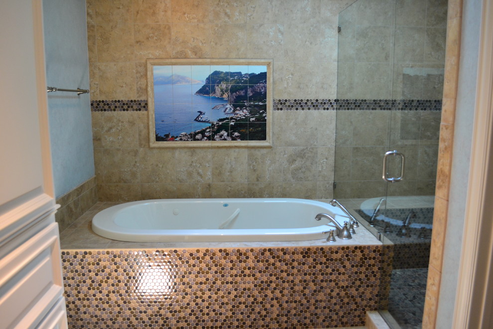 Diseño de cuarto de baño ecléctico con armarios con paneles con relieve, puertas de armario blancas, bañera encastrada y baldosas y/o azulejos multicolor